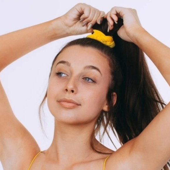 Brandy Melville Photo + 3 Velvet Sunshine Scrunchi - Picture 4 of 6